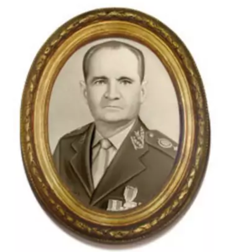 Retrato em moldura oval do General de Divisão R/1 Abimael Clementino Ferreira de Carvalho